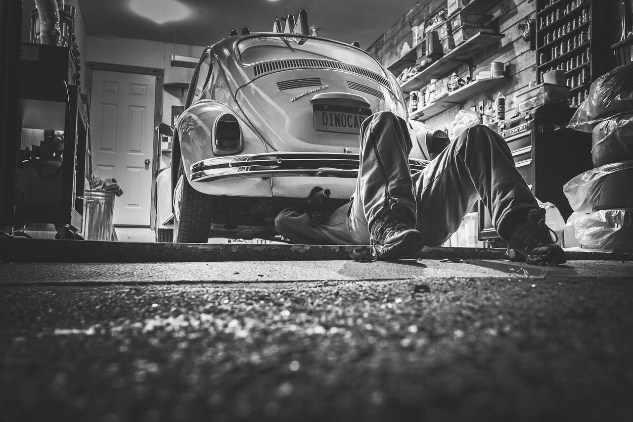 Naprawa zawieszenia pneumatycznego w samochodzie – czy każdy warsztat ją dla nas wykona?