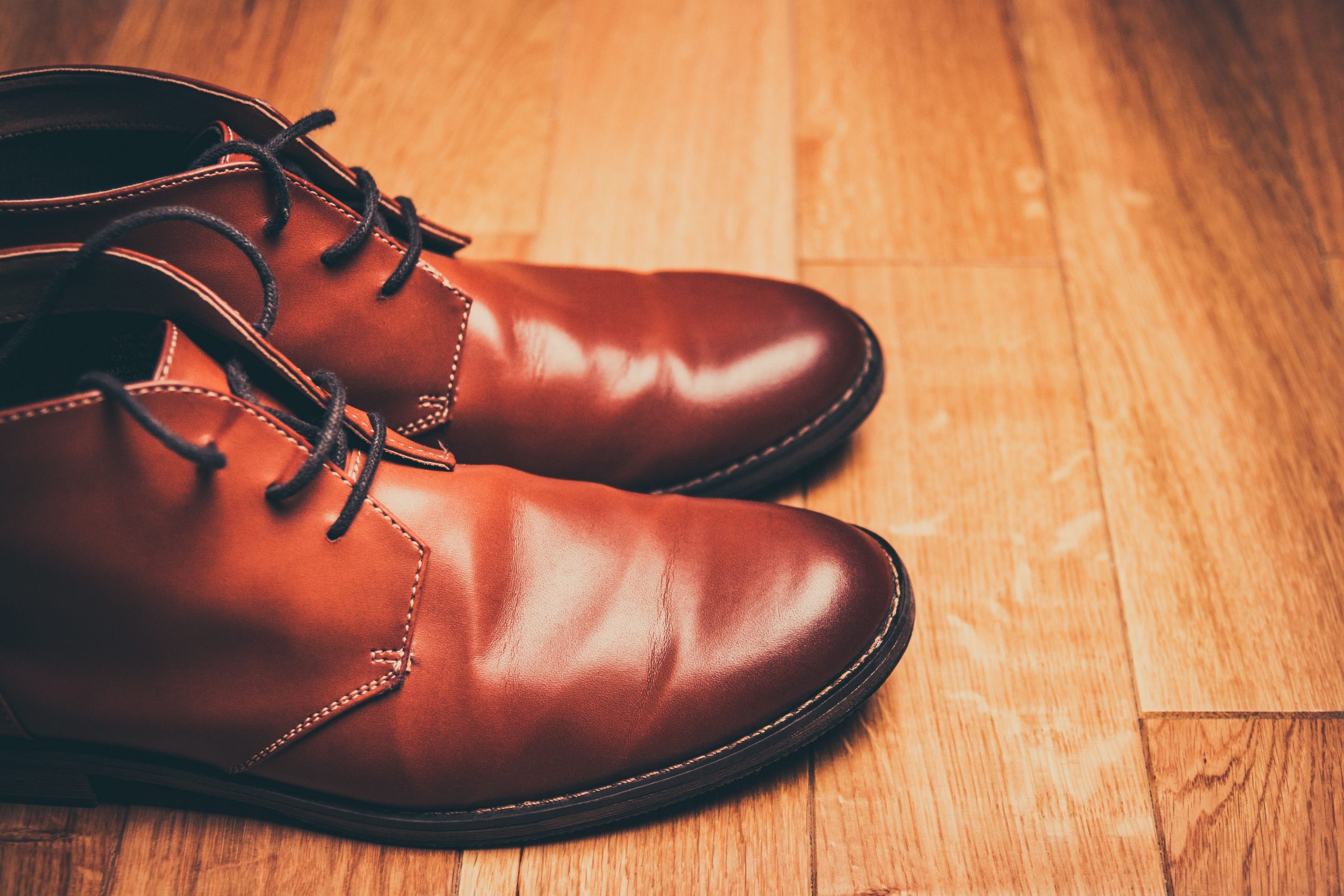 Z czym najlepiej łączyć skórzane buty męskie?
