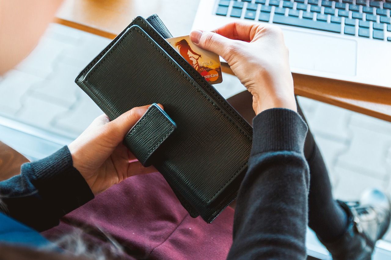 Jak wybrać portfel idealny do małej torebki?