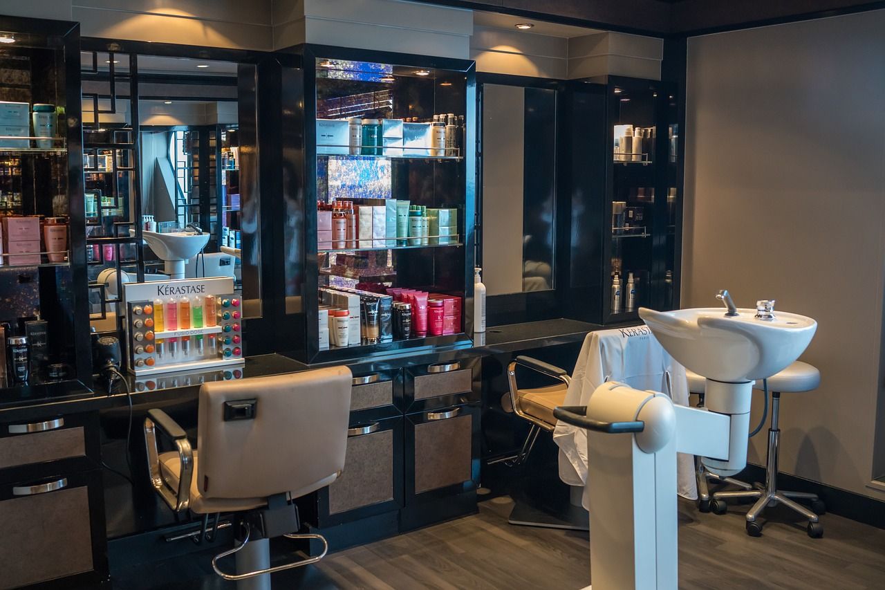 Profesjonalne produkty fryzjerskie – co się powinno na nie składać
