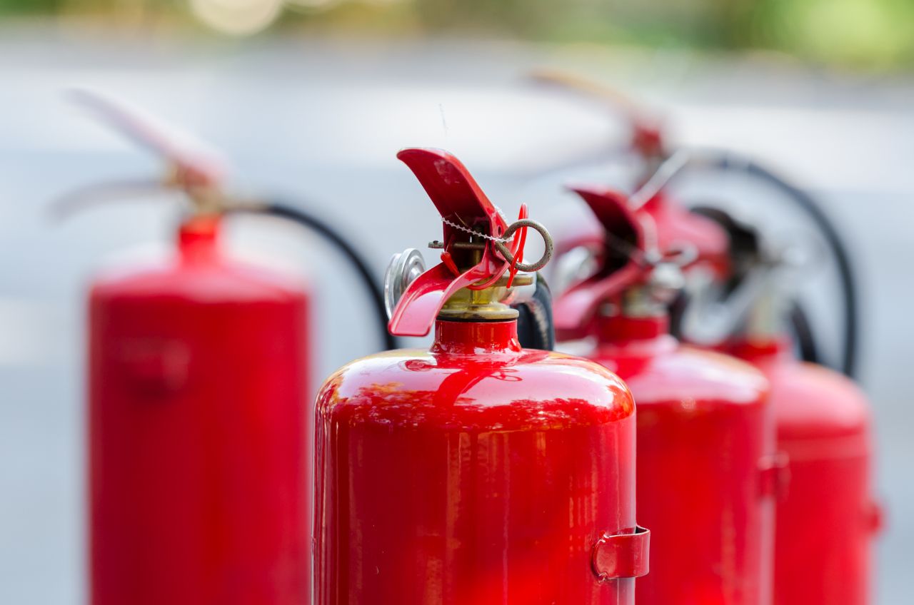 Jak często należy wykonywać przegląd sprzętów przeciwpożarowych w swojej firmie?