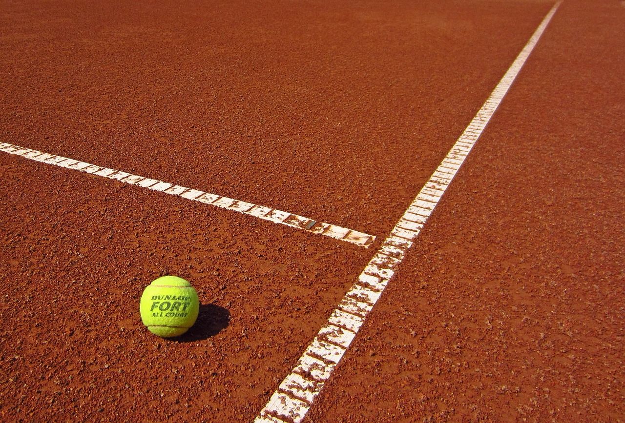 Kort tenisowy – czy można go wybudować w dowolnym miejscu?