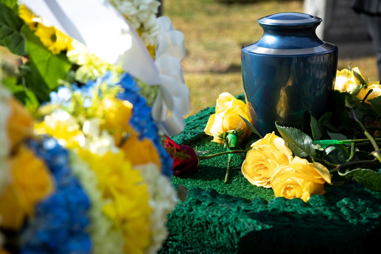 Jak wybrać odpowiednie kwiaty na pogrzeb?