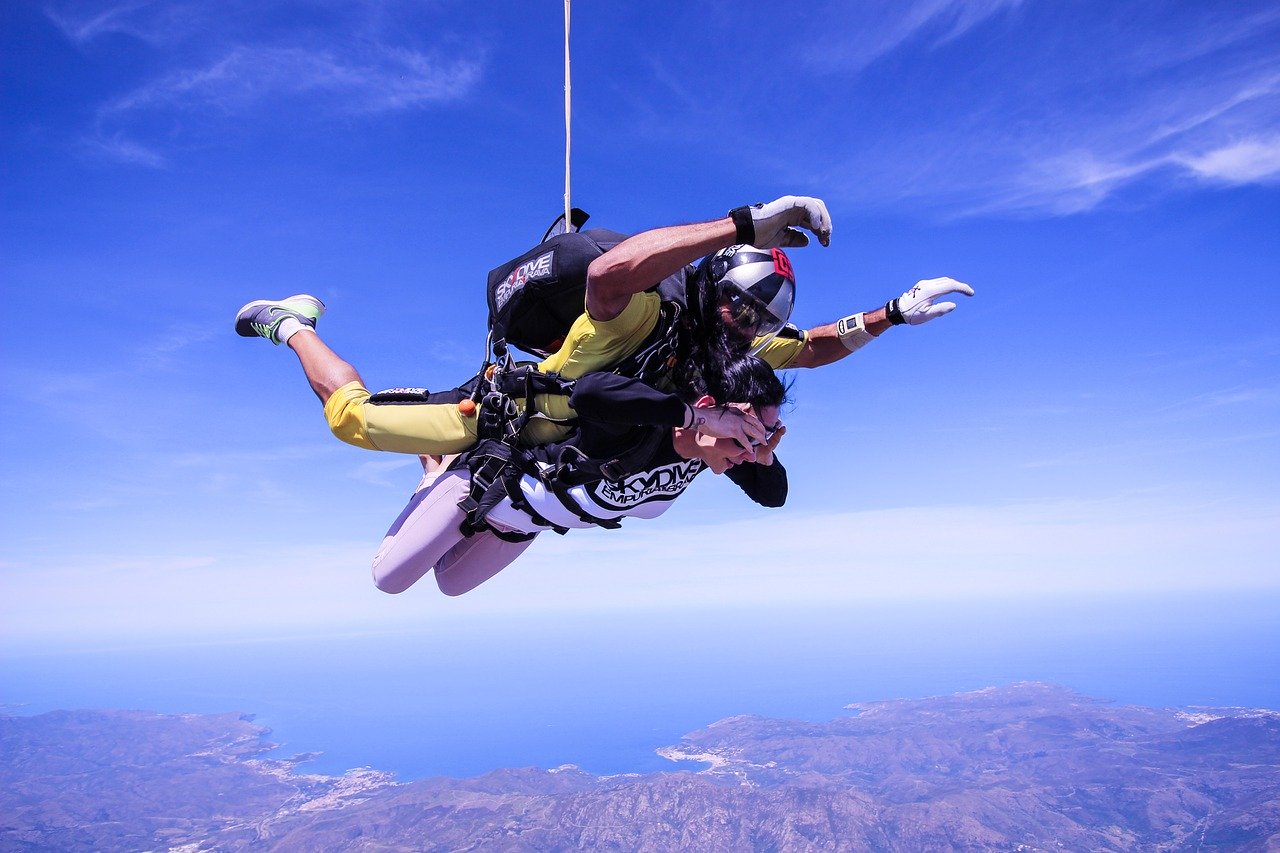 Dlaczego skoki spadochronowe cieszą się niesłabnącym zainteresowaniem?