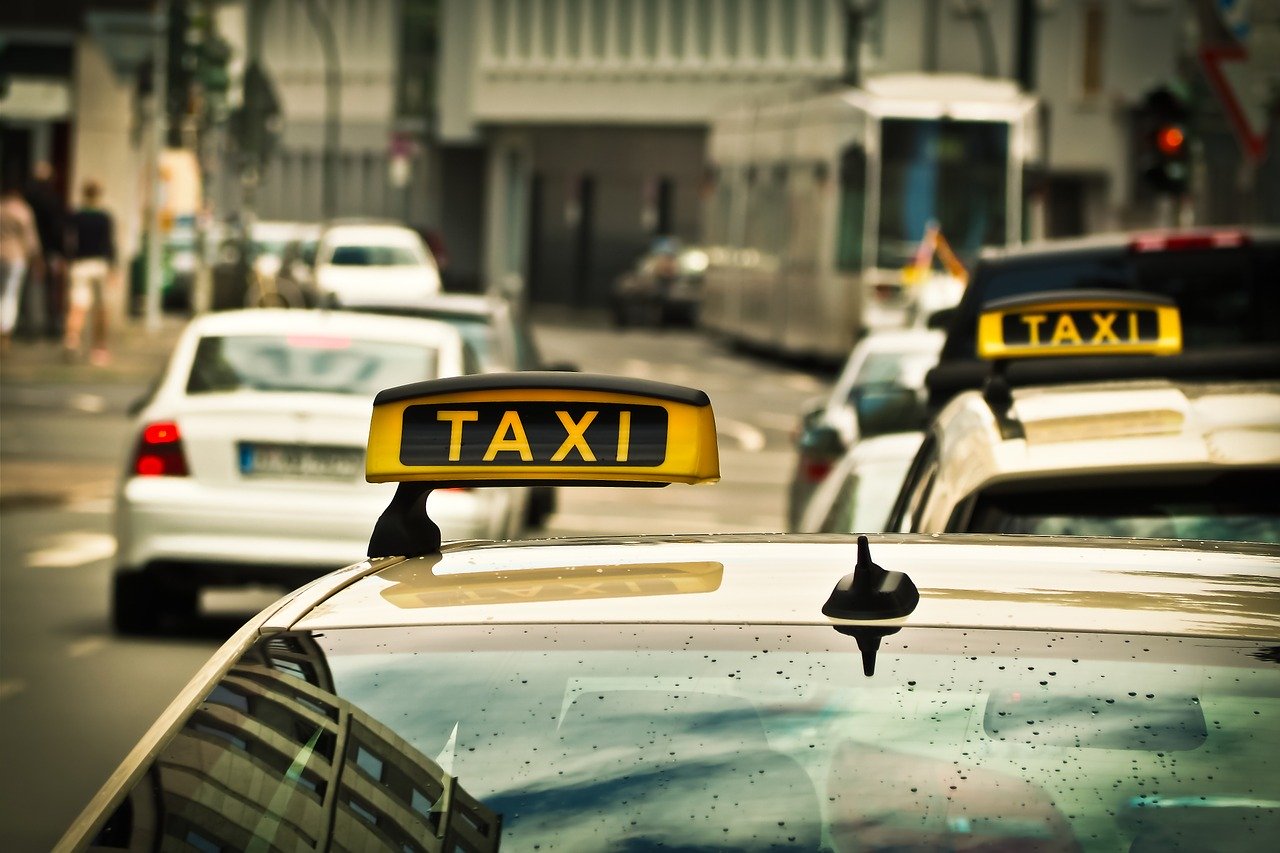 Kiedy szczególnie warto skorzystać z usług taksówkarskich?